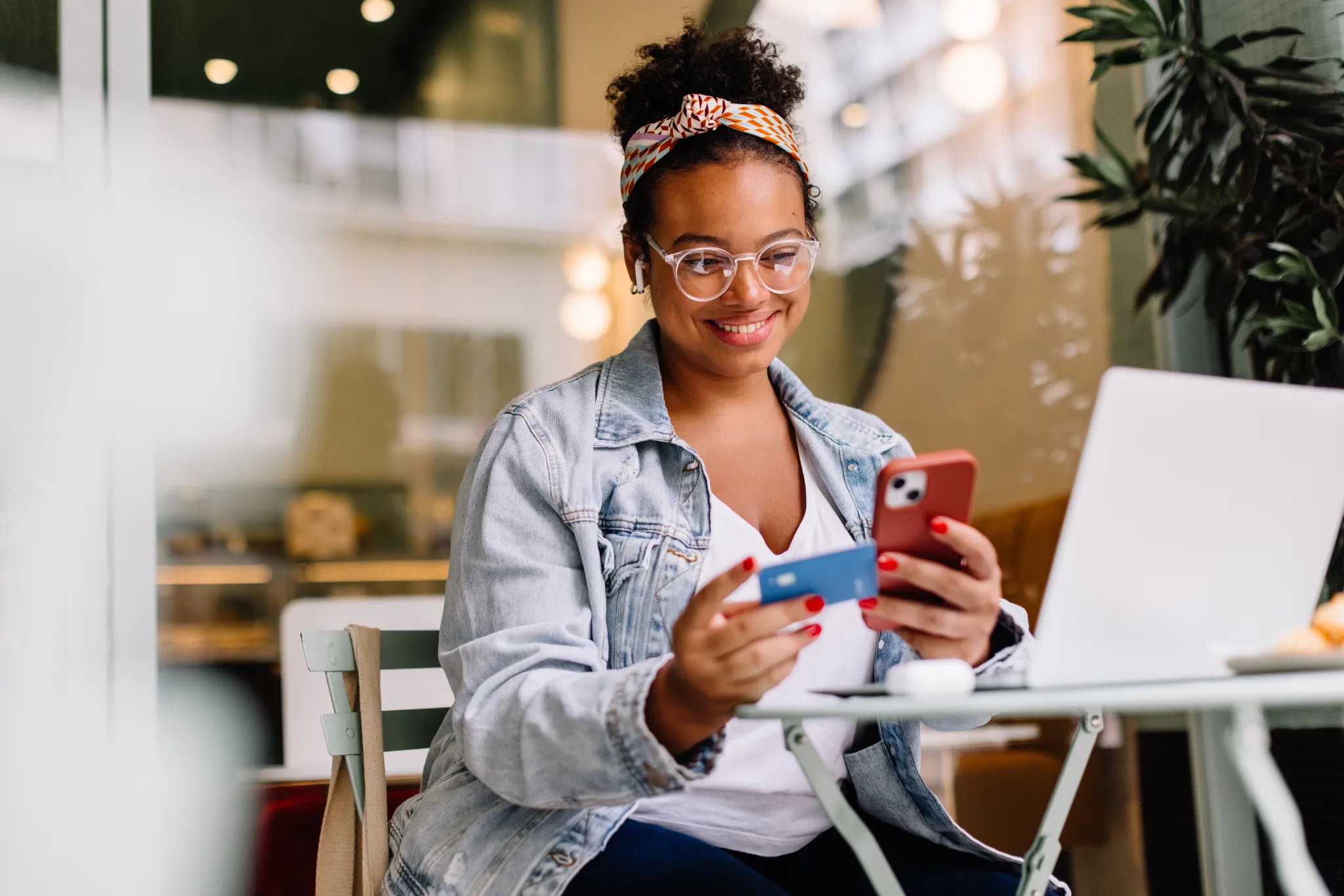 woman-shopping-online-on-laptop-with-holiday-gifts-and-credit-card-for-november-holiday-shopping-preparation