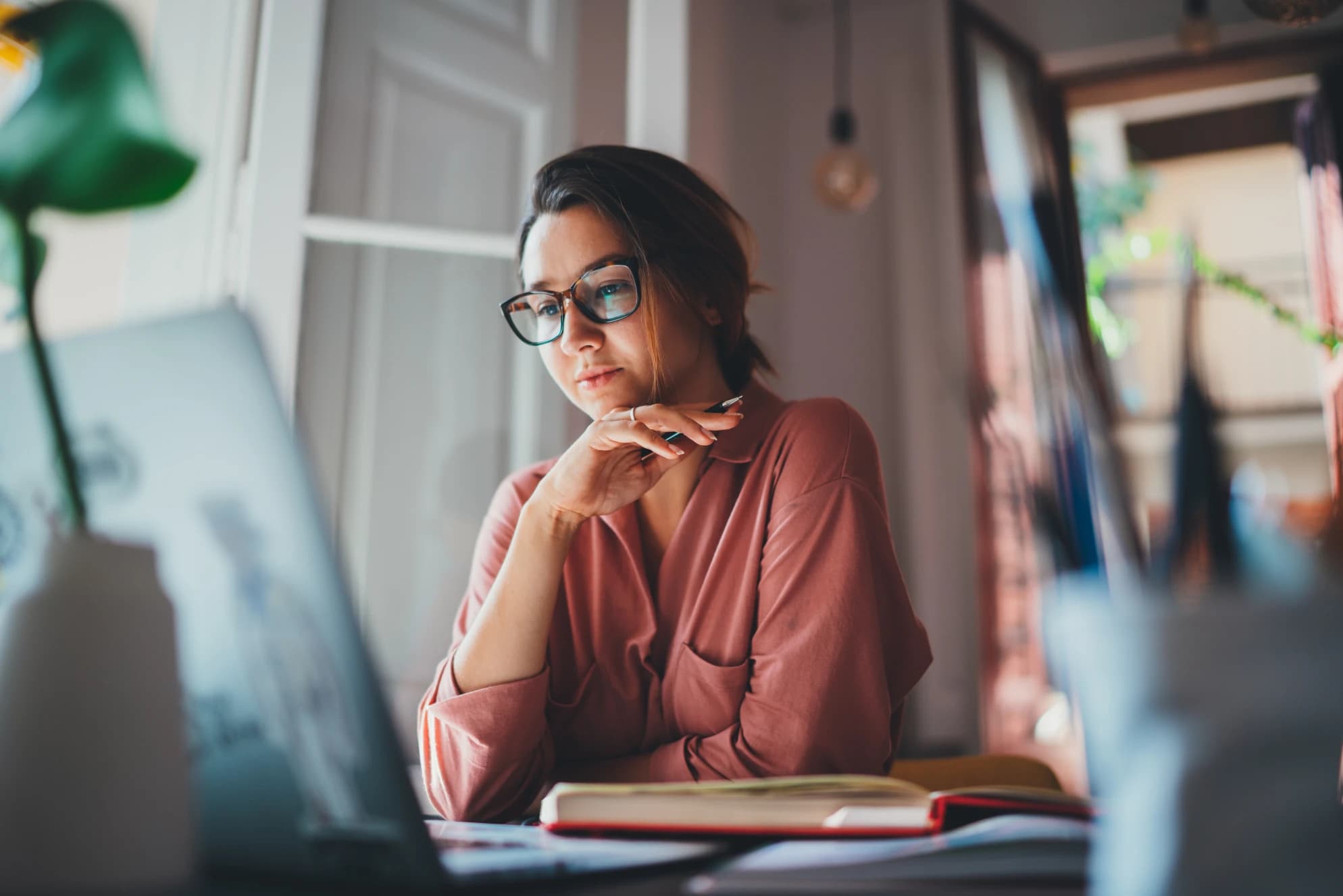 canadian-using-laptop-to-check-credit-score-and-set-new-year-financial-resolutions-for-2026